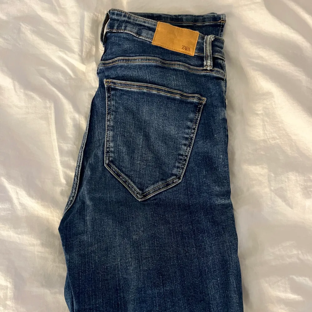 Säljer mina jeans från Zara. Använda fåtal gånger. Blå jeans med slits. Hör av er vid frågor eller fler bilder, köparen står för frakt!💕. Jeans & Byxor.