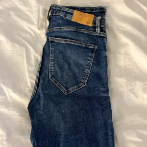 Zara jeans - Säljer mina jeans från Zara. Använda fåtal gånger. Blå jeans med slits. Hör av er vid frågor eller fler bilder, köparen står för frakt!💕