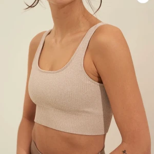 Aimn sport bh  - Ribbad bh från aimn i färgen Beige. Storlek S, samma som på modellen. Fint skick, Nypris 400kr