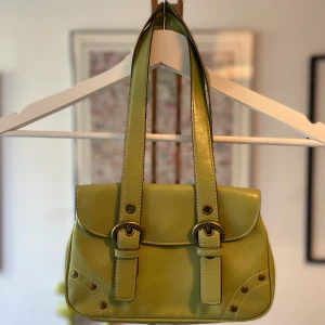 Sexy vintage minibag  - Trendig och sexig vintage minibag från NINE WEST i ljus grön.   Om fler bilder önskas är det bara att skriva.