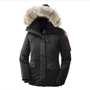 Canada goose montebello - Säljer min canda goose jacka i modellen montebello, den är äkta och finns kvitto. Köpt för 10 790kr, säljer för 3000kr och i storlek S, möts upp i sthlm