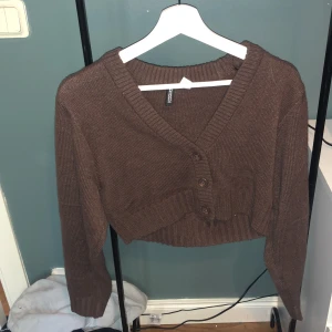 brun Kofta - Säljer min bruna kofta på grund av att jag inte använder den. Har använt 2 gånger