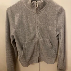 Juicy couture tröja storlek M - Säljer min jättefina kofta från juicy, säljer den eftersom jag aldrig använt den. Jag köpte från deras hemsida förra vintern men endast använt byxorna. Fler bilder kan skickas om de önskas. Köparen står för frakt. Vid snabb affär 300kr, annars 400 + frakt