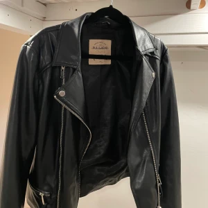 Skinnjacka - Skinnjacka från pull&bear i bra skick! Storleken säger L men hade sagt att den sitter nästan som en S/M