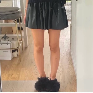 Svart skinn kjol från Zara - Säljer en jättefin svart skinn kjol från zara.