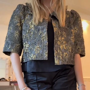 Topp - Söt topp med puff ärmar , eller det är mer som en kofta ❤️