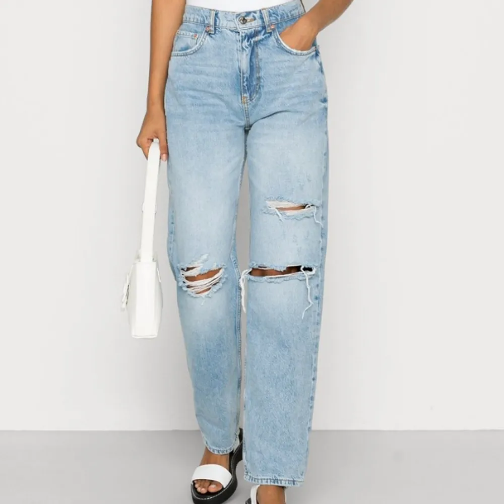 Ett par raka jeans från Gina Tricot som jag aldrig har kommit till användning då den har varit för liten. Nyrpis: 599kr. Säljer de för 149kr + frakt (den är lite mörkare än på bild). Jeans & Byxor.