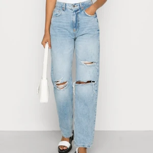 Straight leg Jeans - Ett par raka jeans från Gina Tricot som jag aldrig har kommit till användning då den har varit för liten. Nyrpis: 599kr. Säljer de för 149kr + frakt (den är lite mörkare än på bild)