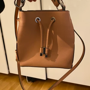 Handväskor  - Säljer handväskor för 50kr/styck alt 100kr för alla 3 st på bilderna. 