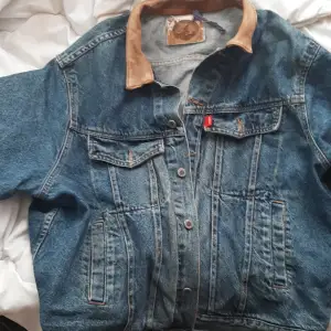 Jag använde jeans jackan väldigt ofta. Har haft den i två år. Som ko ser i andra bilden är den inte i suber bra skick. Den är i storlek XL men passar mig fint som har ofta M. Jackan är oversize.