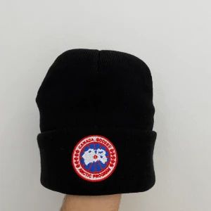 Canada Gaoose mössa - Säljer nu min canada goose mössa eftersom har inget användning av det