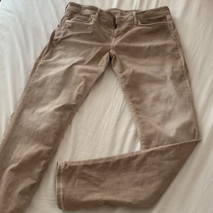 Byxor  - Bege jeanstyg byxor.