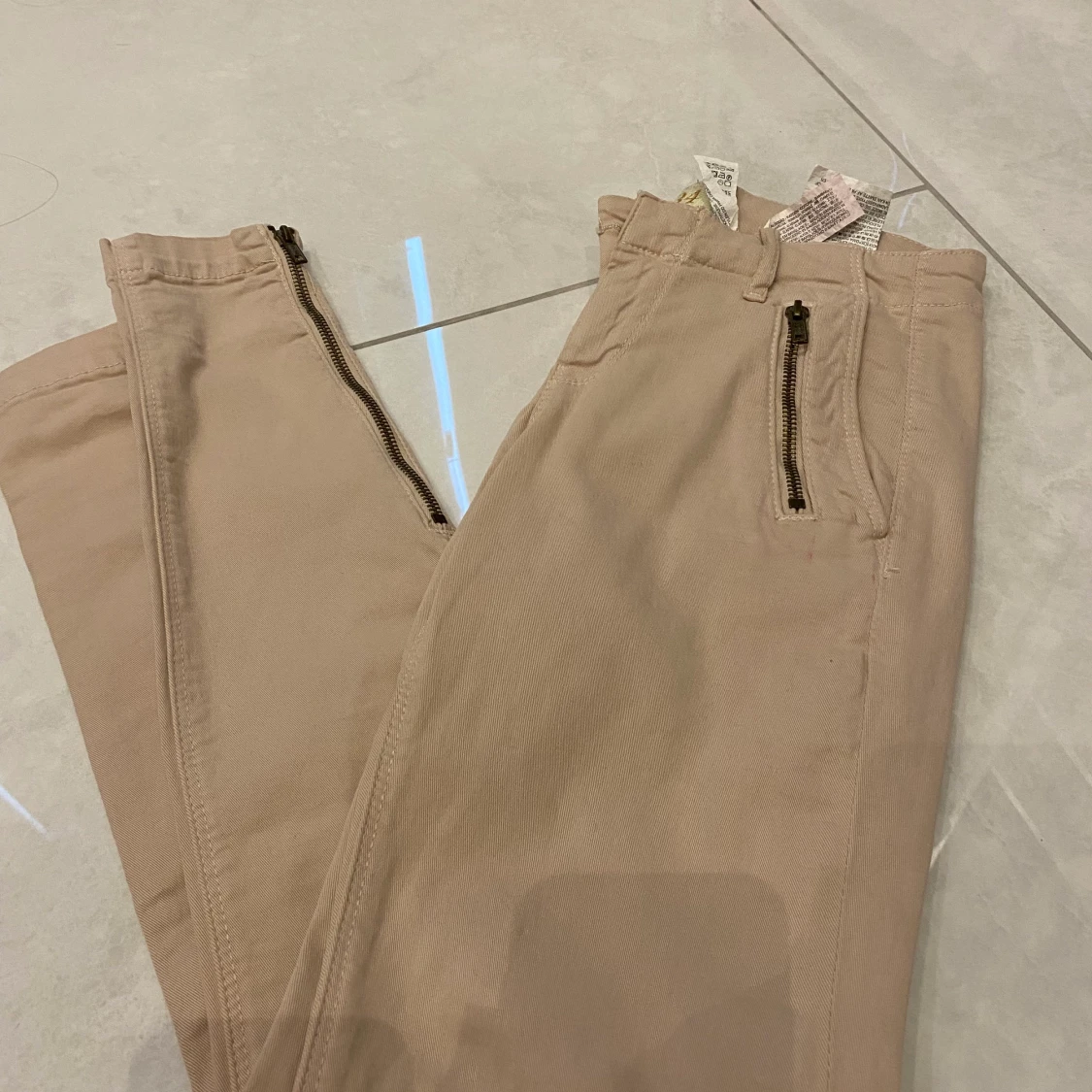 Två sorters byxor, 300kr styck  - 90