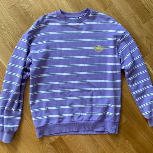 Junkyard lila oversized tröja - Köpt på junkyard för ja runt 700? 