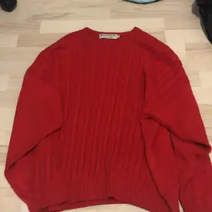 Knappt använd röd burberrys tröja Jättebekväm Fint skick  Säljs pga använder nte Stickad elr virkad 