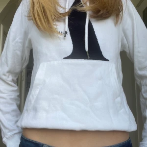 Hoodie - Denna så fina och unika hoodien från märket milk. Fick i present av kusin men kom aldrig till användning. Nypris 1399 säljer för 1000kr kan diskutera priset. Perfekt att ha nu till hösten. Tveka inte att skriv för flera bilder eller något du undrar över❤️