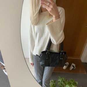 Väska - Sjukt snygg väska som går att ha både över axeln och i armvecket 