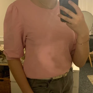 Rosa tjocktröja - Feminin rosa tjocktröja med tre kvarts ärmar.  Den är i superbra skick dock har den en liten fläck.  