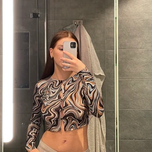 Fest topp! - Jätte fin topp från bershka! I väldigt fint mönster. Tyvär liten på mig vid bysten ,har c kupa. Aldrig använd, bara testad!