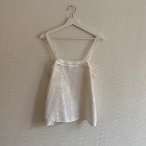 Fin topp  - Fina topp i siden. Små volanger vid bysten. 