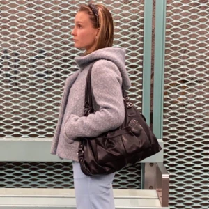 Superfin kappa från zara! 💙 - Min favoritjacka behöver en ny ägare! Den används inte lika mycket längre, därav säljer jag den! Det stor storlek m i den, men den sitter som en xs/s skulle jag säga! Fler bilder kan jag skicka! Klicka gärna på köp direkt. Så smidigt! 💙