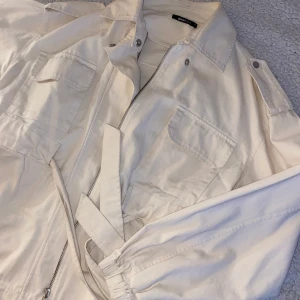 Höstjacka Ginatrickot - En jätte fin höstjacka i ljus färg från Gina trickot, i utmärkt skick. 