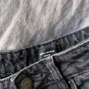 Snygga svarta jeans från Vero Moda! Väldigt fint skick, använda fåtal gånger❤️