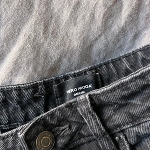Jeans - Snygga svarta jeans från Vero Moda! Väldigt fint skick, använda fåtal gånger❤️