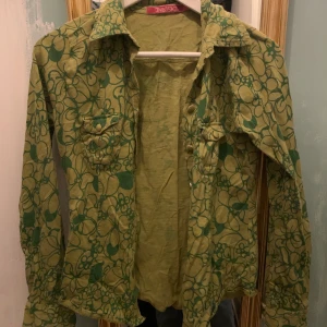 Snygg grön skjorta  - Cool grön skjorta som gör både att ha stängd och öppen.