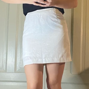 Vit linnekjol  - Kortare vit linnekjol, linne tyg med silkes tyg under som underkjol. Storlek XS