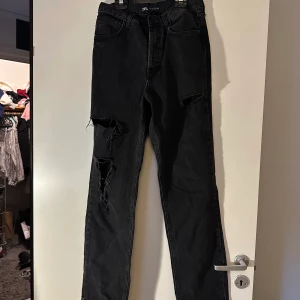 Byxor från Zara strl 36 - Svart tvättade jeans med hål från zara. Fint skick strl 36 