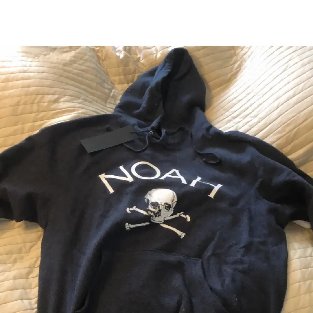 Snygg, helt oanvänd hoodie i märket Noah. Köpt för 1300. Lapp finns kvar. . Tröjor & Koftor.