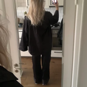 Pyjamasset - Aldrig använt, svart svinsnyggt silkesset. Storleken är L för en loose och oversize fit. Jag är 174 cm. 350kr för båda delarna. Köparen står för frakten!