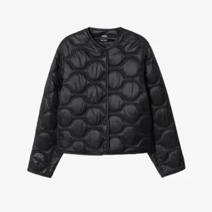 Jättesnygg jacka - Säljer en jättesnygg Jacka från mango helt i nyskick!! Perfekt nu på hösten😍