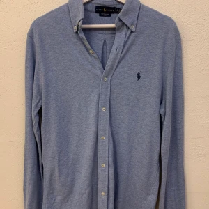 Ralph Lauren skjorta - Annorlunda skjorta men så mysig och fin. Storlek M