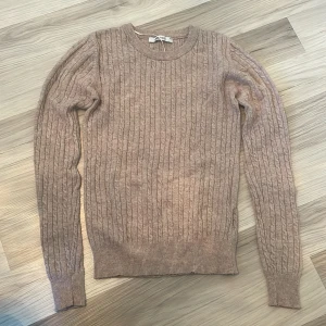 Stickad tröja - Stickad tröja i strl xs, 50kr