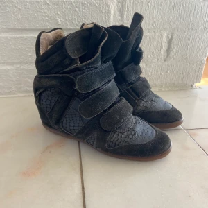 Isabel marant skor - Isabel marant sneakers i Strl 37! Väldigt unika med ormskinnsmönstret! Välanvända, därav priset🫶🏼