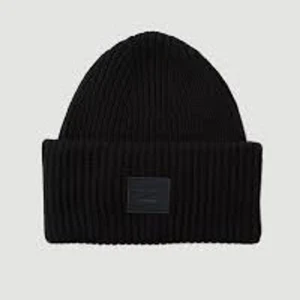 Acne Mössa - Säljer min svarta Acne mössa då den inte kommer till användning längre, köpt vintern 2021, använt ett fåtal gånger. 800kr + frakt💕