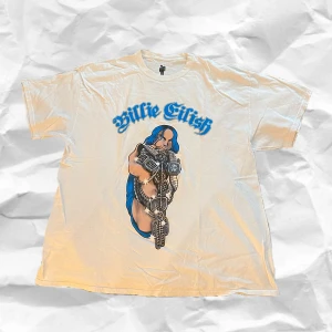 Billie eilish merch  - En oversized billie eilish tröja som jag inte använder längre. hör av er om ni vill ha mer bilder eller har frågor. frakten ingår i priset. ❣️