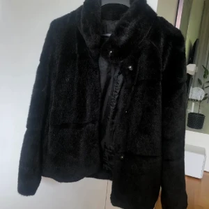 JACKA I FUSKPÄLS - Säljer en sparsamt använd, superfin jacka i fuskpäls. Från Lindex. Storlek XS, något större i storleken så passar absolut en S. Finns att hämta i Växjö, kan även skickas - du som köpare står för frakten :) 