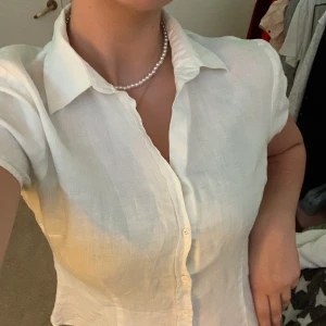 Kortärmad skjorta  - En vit kortärmad skjorta för kvinnor super söt och perfekt till linnebyxor  skriv för fler bilder🤍(det stod ingen storlek på men skulle säga S/M