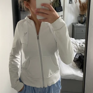 Zip-up tröja - Säljer nu min skitsnygga vintage puma zip-up tröja från tidigt 00-tal!!! Bra skick men säljer för att den inte riktigt är min stil längre🫶🏼 strolek s