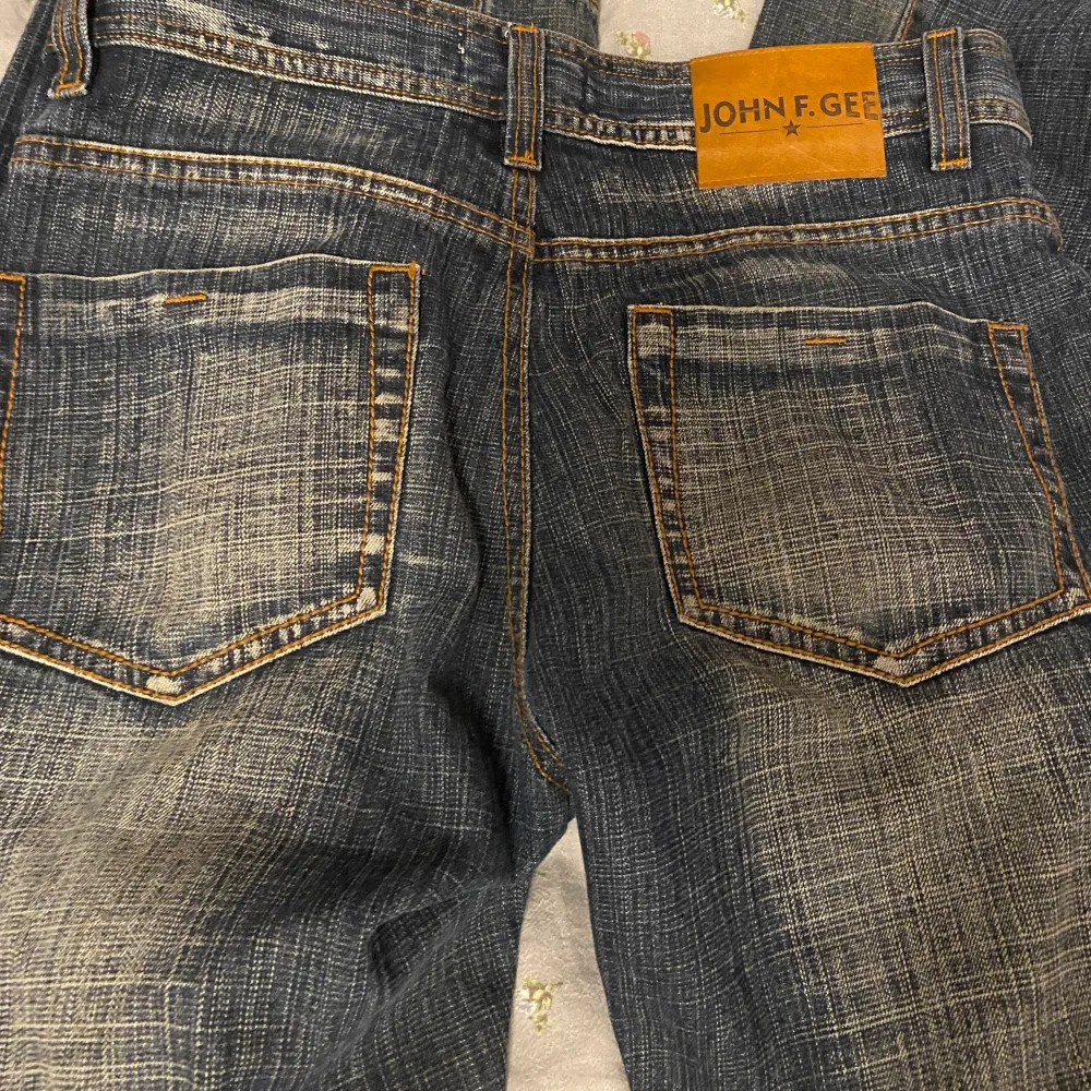 Skitsnygga baggy jeans från john f gee! Säljer för att jag ej använder de💕 Skriv om ni vill veta mått! Ganska små i storleken . Jeans & Byxor.