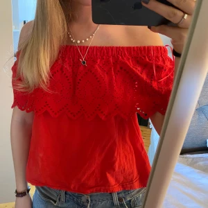 Topp - Jättefin röd topp! Går att ha både som vanligt och of shoulder 
