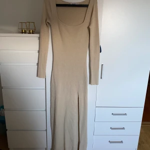 Stickad långklänning - Säljer min fina stickade långklänning då jag tyvärr inte får nån användning utav den längre. Den är superfin och superskön!! Använd endast ett fåtal gånger. Skriv för bilder hur den sitter på! 😍