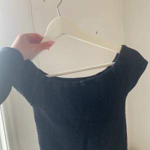 Super fin crop top från brandy Melville. Använt bara fåtal gånger men inget jag använder annars. Den är ribbad så den skulle jag säga passar alla, då alla vet att det inte finns storlekar där. Men från S-L 