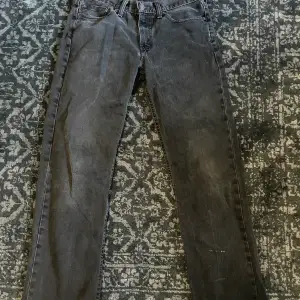 levis jeans, 514 storlek 33/34 en lite vit fläck längst ner på benet men annars mycket bra skick. köparen står för frakt!