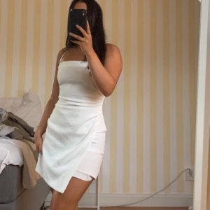 klänning - Superfin vit klänning från Zara! säljer pga för liten. Dragkedja finns där bak. Orginalpris 549kr