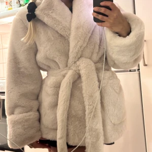 Päls jacka - Snygg päls jacka som är varm och skön. Köpt på bubbelrom för ca 700
