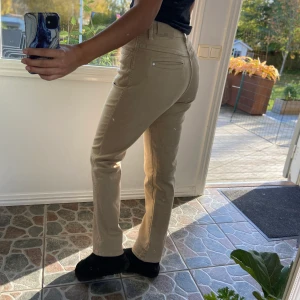 Vintage jeans  - Ett par supersnygga vintagejeans från Flash som lägger sig så snyggt på höfterna! Storlek 40 men jag är en 36/38 i jeans så dom är lite mindre! Tycker att dom lägger sig snyggt över skorna och matchar bra med någon svart tröja 😍  